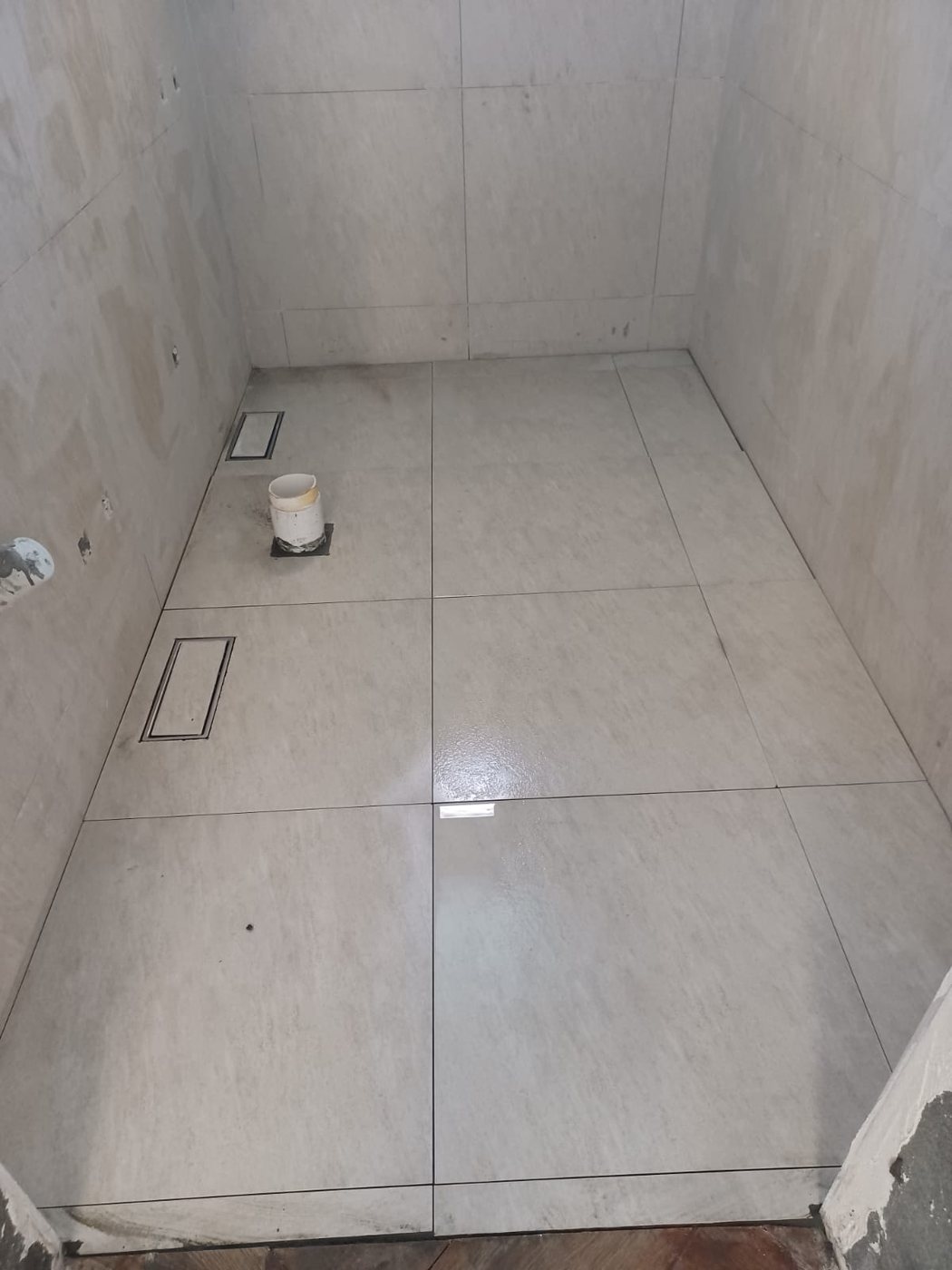 تركيب بلاط أرضية حمام كبير المقاس