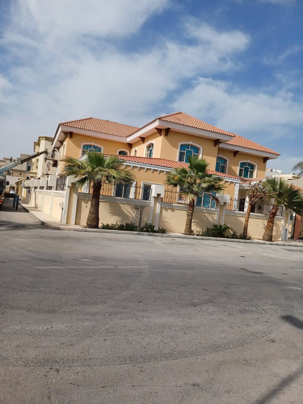 ديكور جدار غرفة طعام مع ألواح ودهانات حديثة