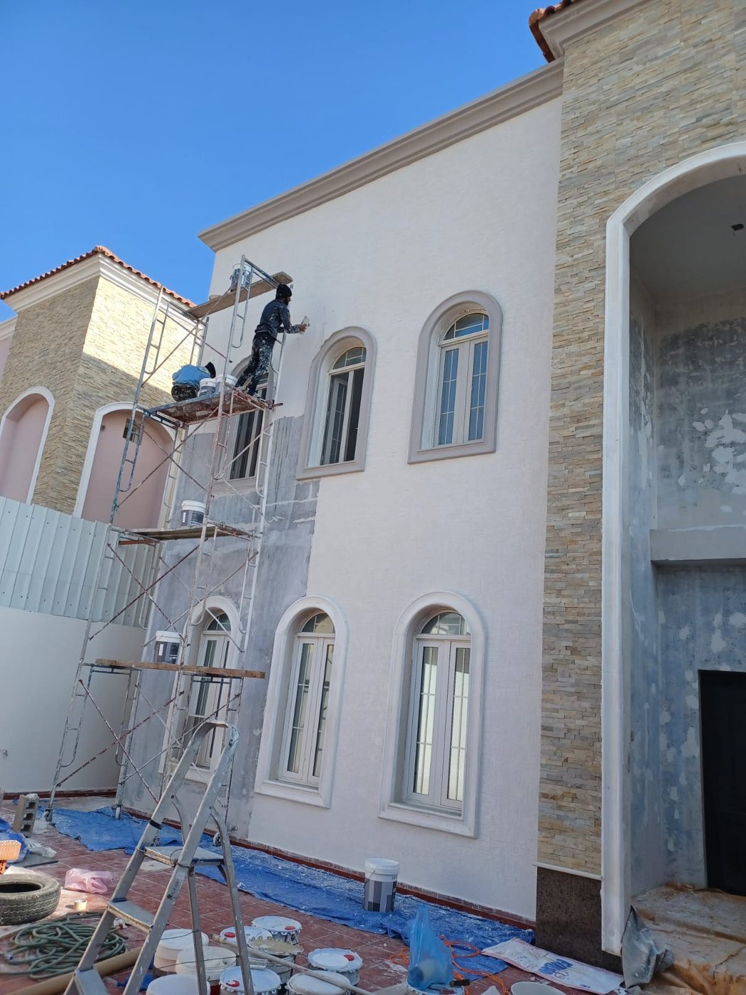 دهان واجهة خارجية باستخدام سقالة للفلل