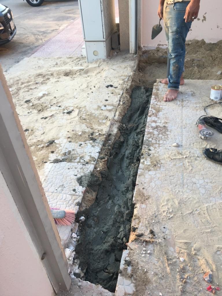 تجهيز مسار سباكة وصرف عند مدخل المنزل