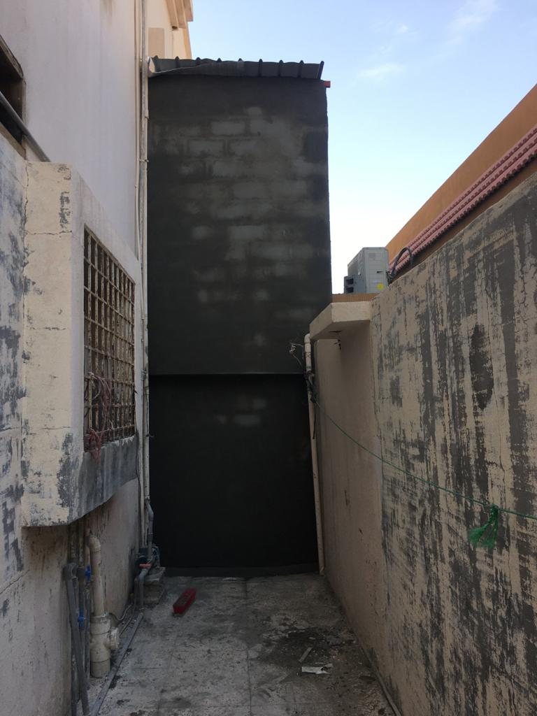 بناء جدار بلوك وترميم ممر خارجي للمنزل
