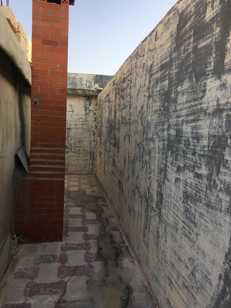 معالجة جدران الممرات الخارجية قبل التشطيب