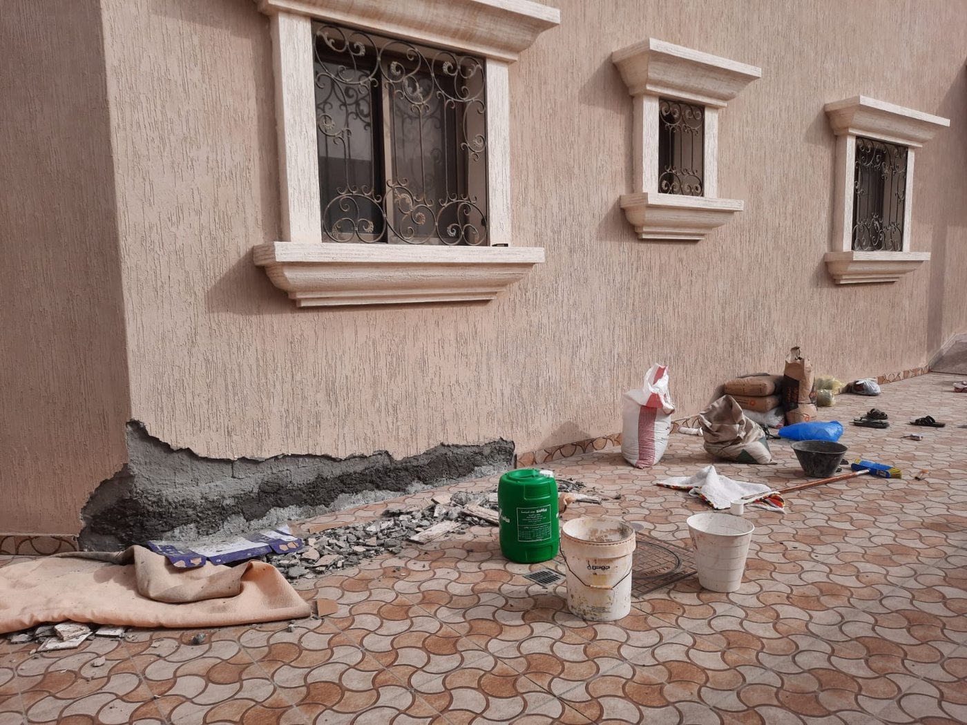 ترميم أسفل الواجهات الخارجية ومعالجة تلفيات الجدار